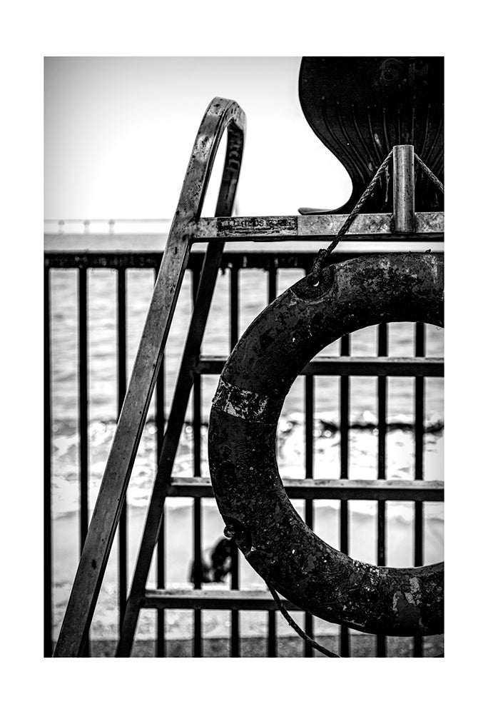 The Vertical & Horizontal lines arrests your attention.